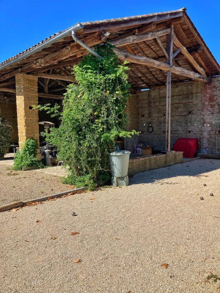 la roulotte dépote Bed and Breakfast in Occitanie