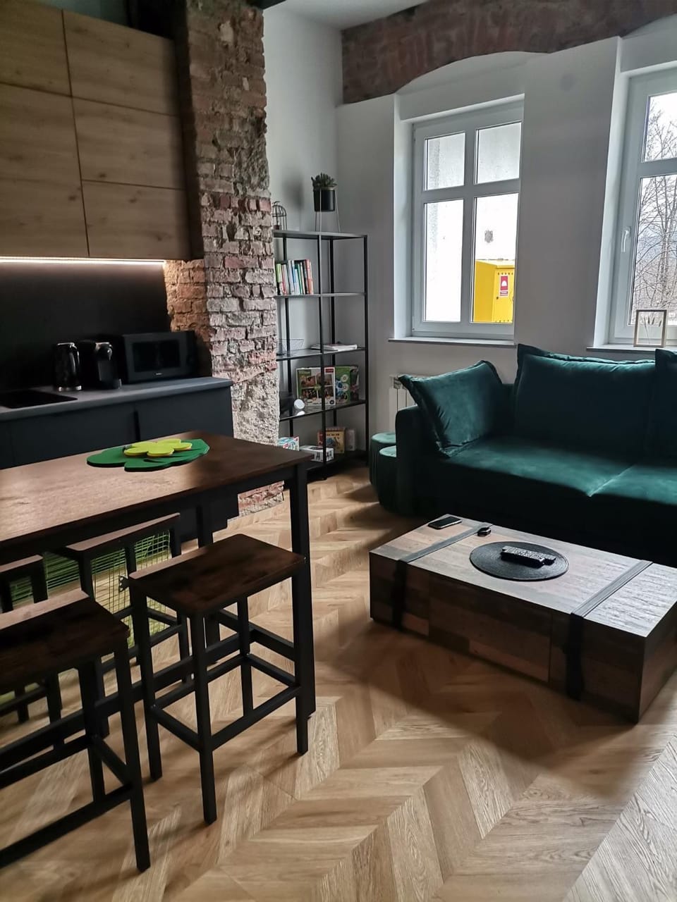 Kitchen or kitchenette, Living room, Seating area, Dining area