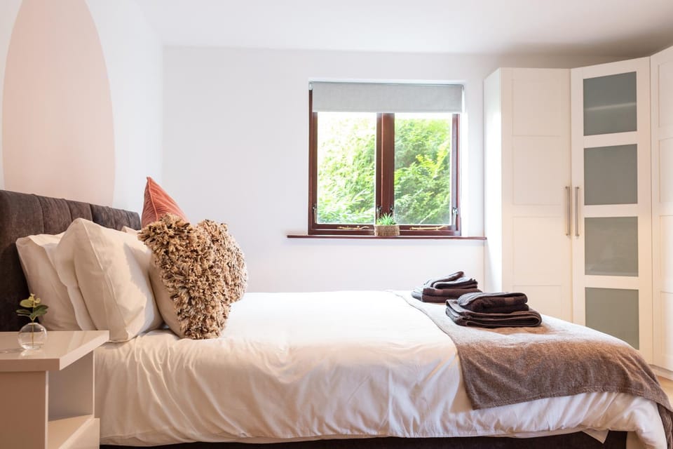 Bed, Photo of the whole room, Bedroom, towels