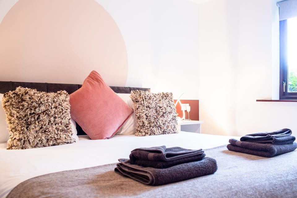 Bed, Photo of the whole room, Bedroom, towels