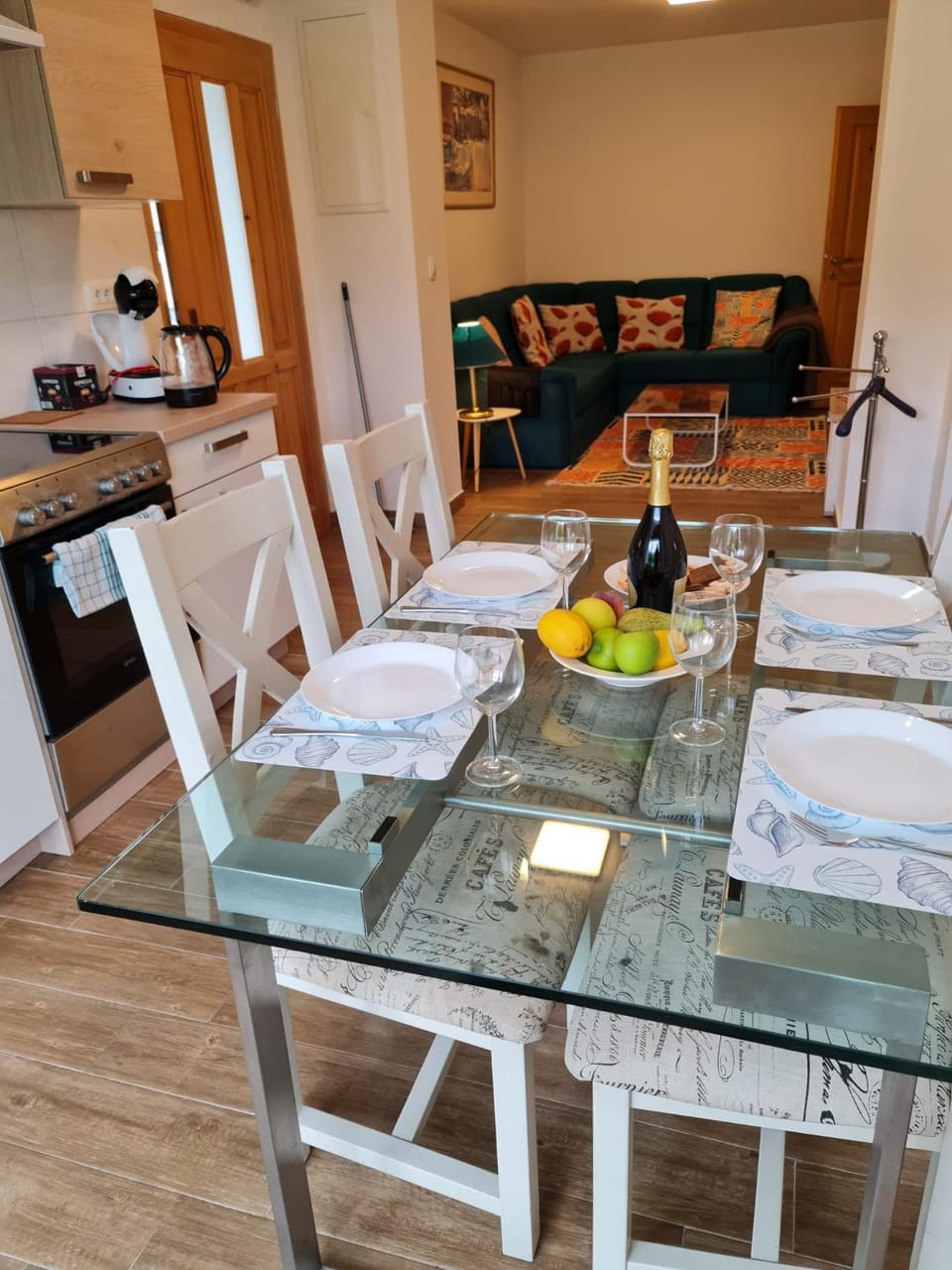 Kitchen or kitchenette, Living room, Seating area, Dining area, stove