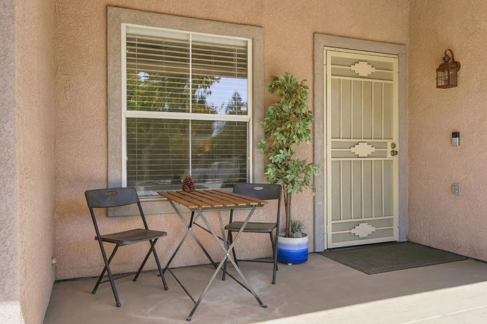 Gateway Retreat: Short Drive to the Sequoias Villa in Exeter