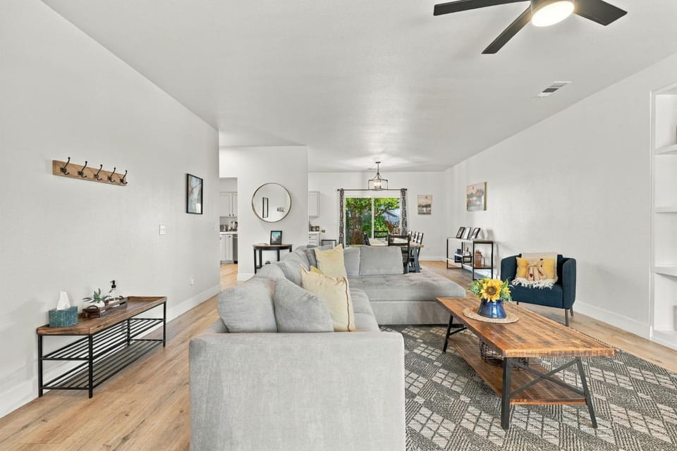 Gateway Retreat: Short Drive to the Sequoias Villa in Exeter