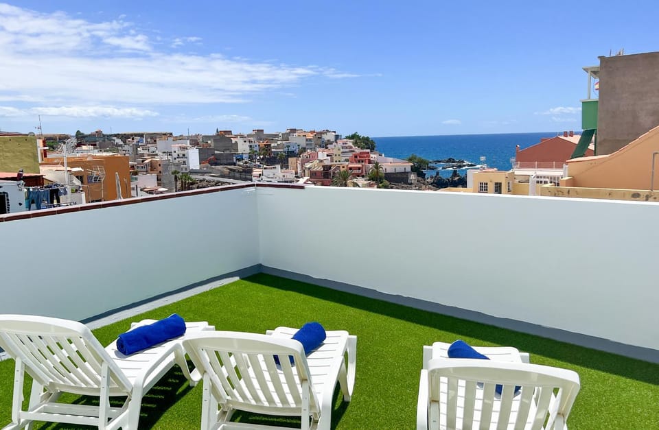 Shower, Property building, Nearby landmark, Day, Natural landscape, Solarium, TV and multimedia, View (from property/room), Balcony/Terrace, Living room, Seating area, Beach, City view, Landmark view, Sea view, Sunset, Inner courtyard view, internet, trouser press, washing machine, air conditioner