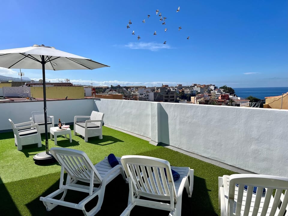 Natural landscape, Solarium, View (from property/room), Balcony/Terrace, Living room, Seating area, Sea view, sunbed, air conditioner