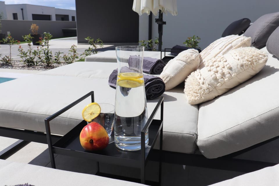Food and drinks, Seating area