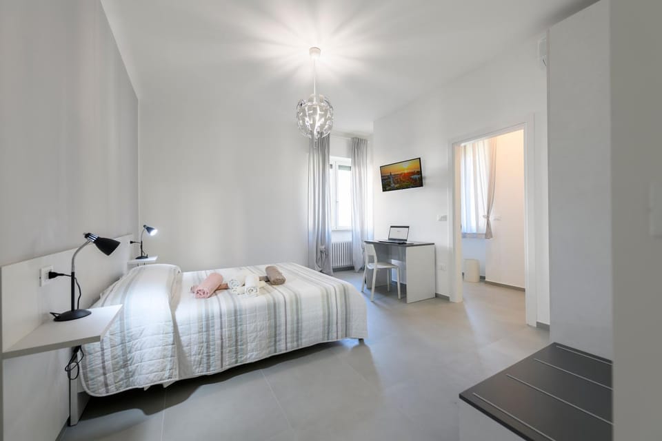 Bed, TV and multimedia, Bedroom, hair dresser, towels