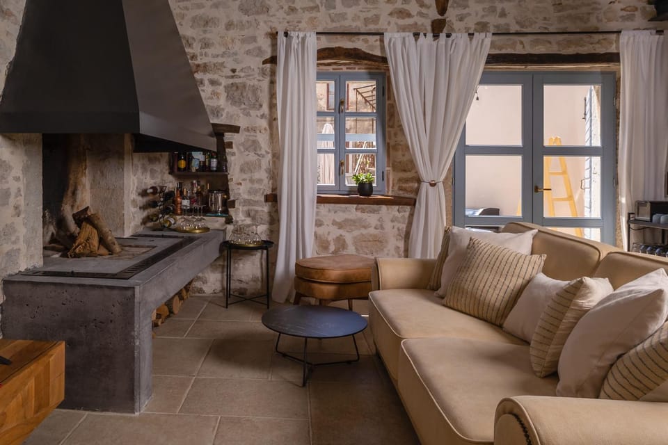 fireplace, minibar