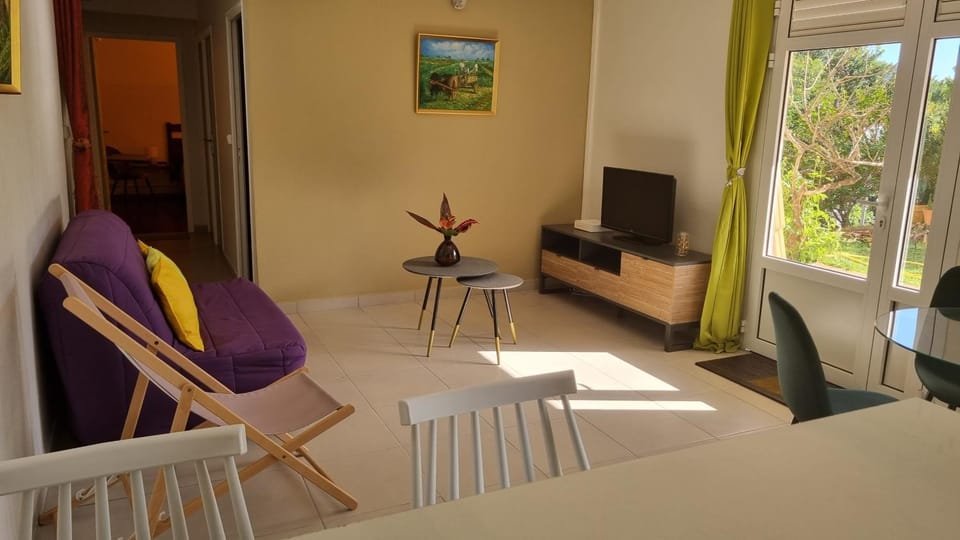 Communal lounge/ TV room, TV and multimedia, Living room, Dining area