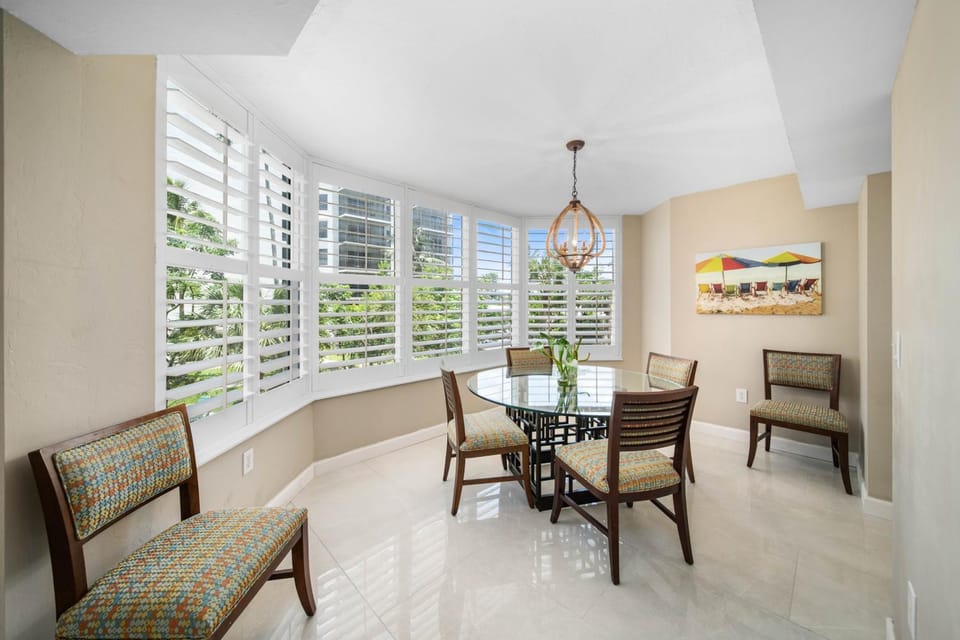 Seating area, Dining area