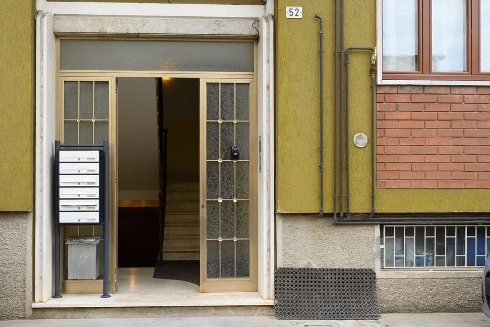 Stay in style - vibrant condo in San Giovanni Lupatoto Apartment in Verona