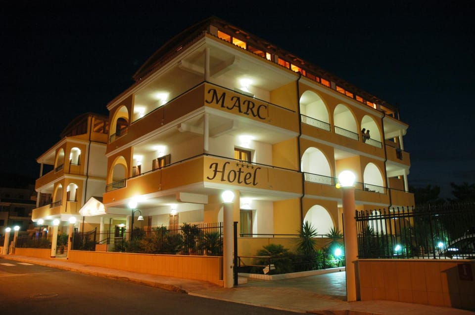 Facade/entrance, Balcony/Terrace