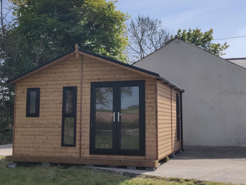 Cosy log cabin with views of Scrabo tower Cabin in Northern Ireland