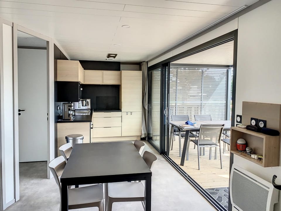 Chalet de standing à Jullouville - 6 couchages, piscine chauffée, proche plage et commerces, Wi-Fi gratuit - FR-1-361-449 Chalet in Saint-Pair-sur-Mer