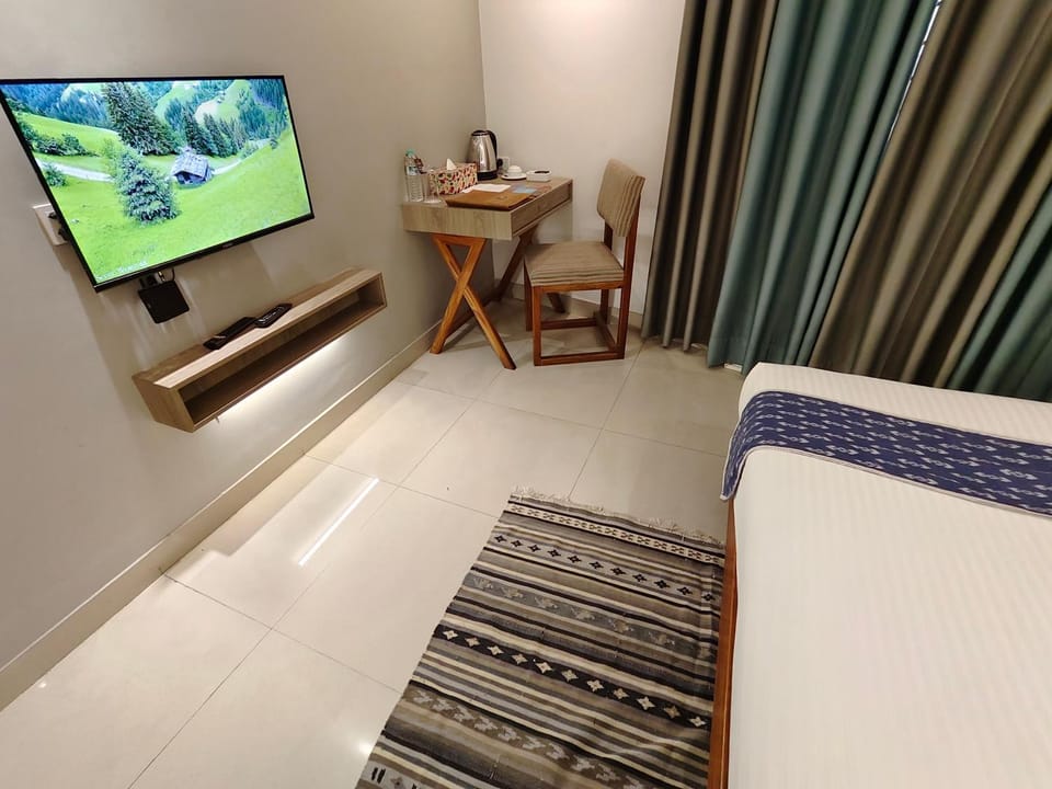 Bed, TV and multimedia, Seating area