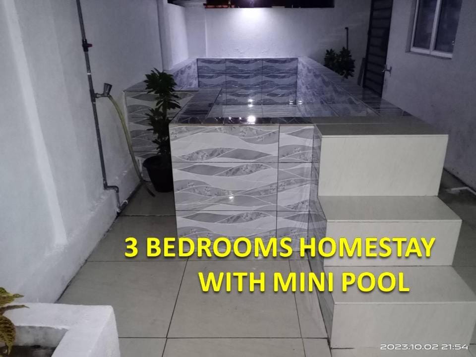 Text overlay, Swimming pool