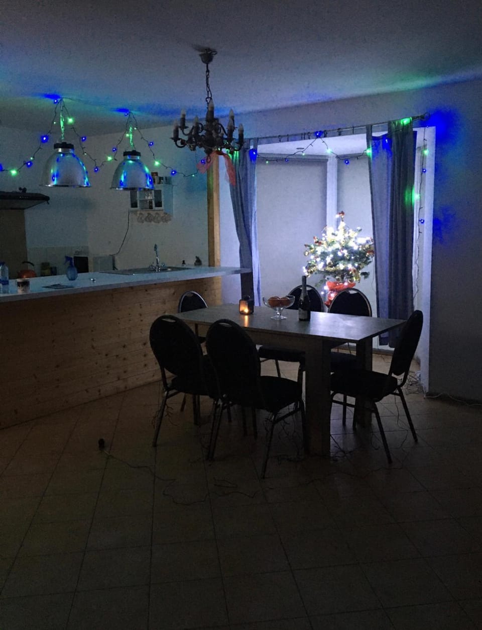 Kitchen or kitchenette, Dining area