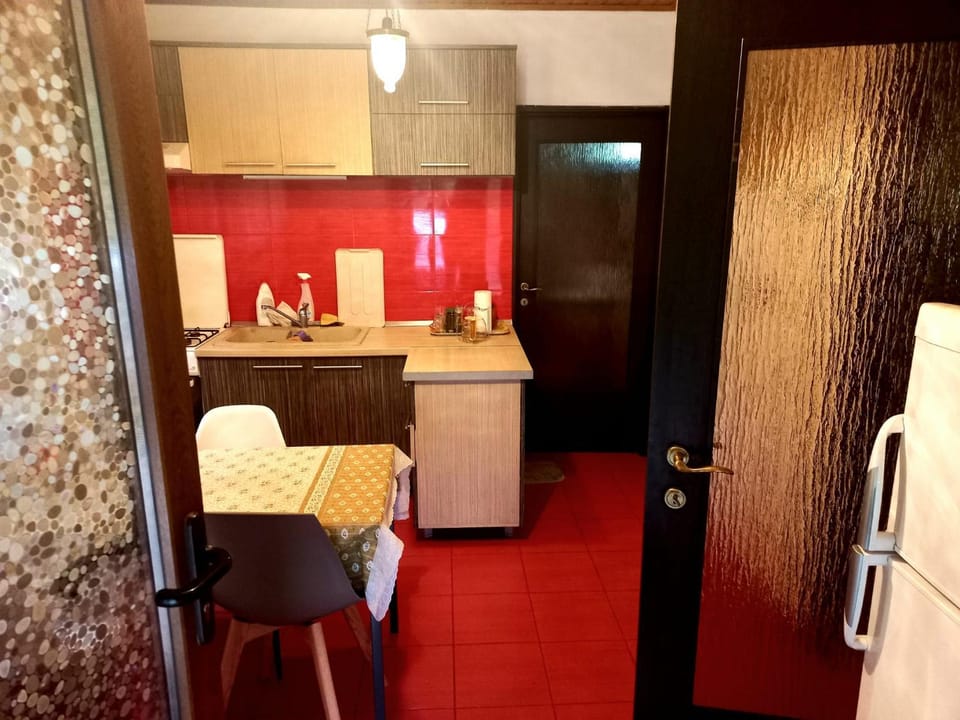 Kitchen or kitchenette, Dining area, minibar, pet friendly
