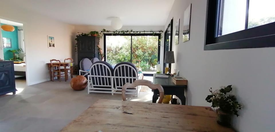 Property building, Patio, Coffee/tea facilities, Balcony/Terrace, Living room, Seating area, Dining area, Garden view, Breakfast, internet