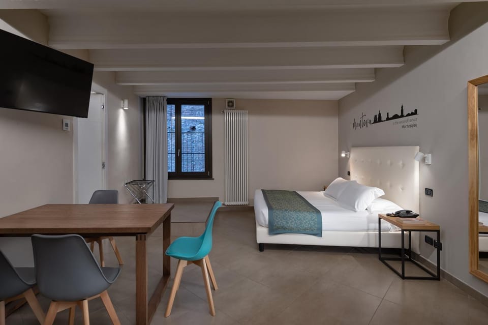 Bed, TV and multimedia, Photo of the whole room, Seating area, Bedroom, hair dresser