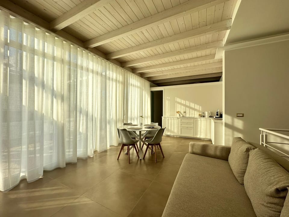 Kitchen or kitchenette, Living room, Seating area, Dining area