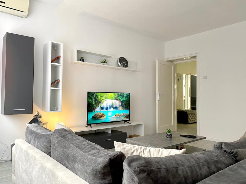 Communal lounge/ TV room, TV and multimedia, Living room, Seating area, Evening entertainment