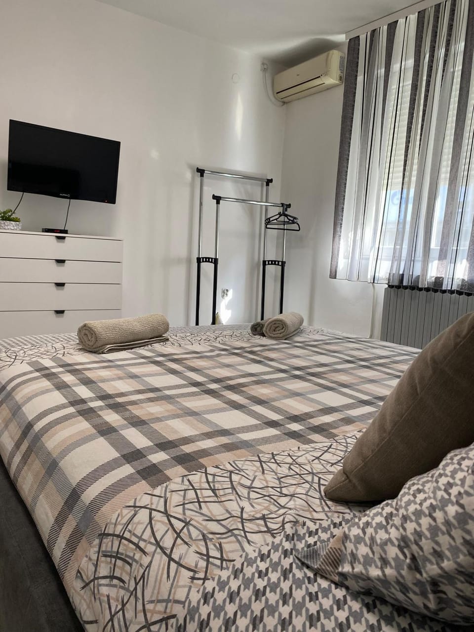Bed, TV and multimedia, Photo of the whole room, Bedroom, air conditioner