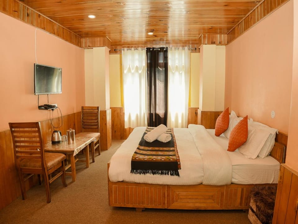 Bed, Photo of the whole room, Seating area, Bedroom, towels
