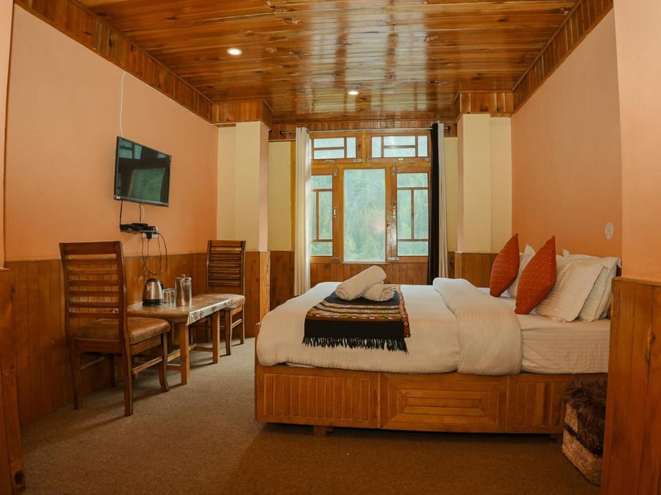 Bed, Photo of the whole room, Seating area, Bedroom