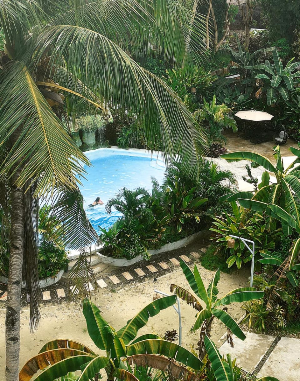 Day, Swimming pool