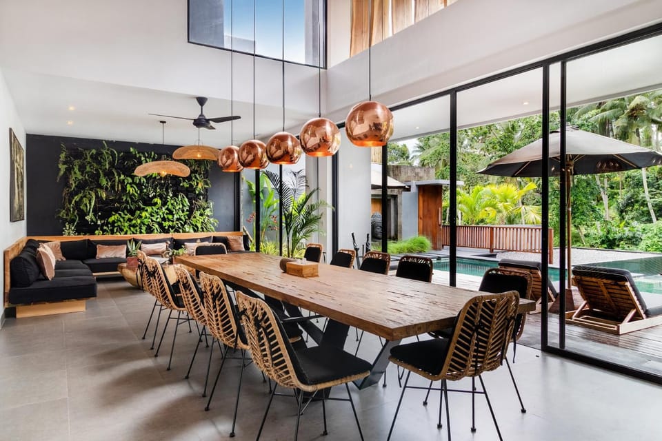 View (from property/room), Seating area, Dining area