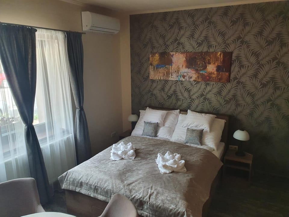Bed, TV and multimedia, Photo of the whole room, Bedroom, locker, towels, wardrobe, air conditioner