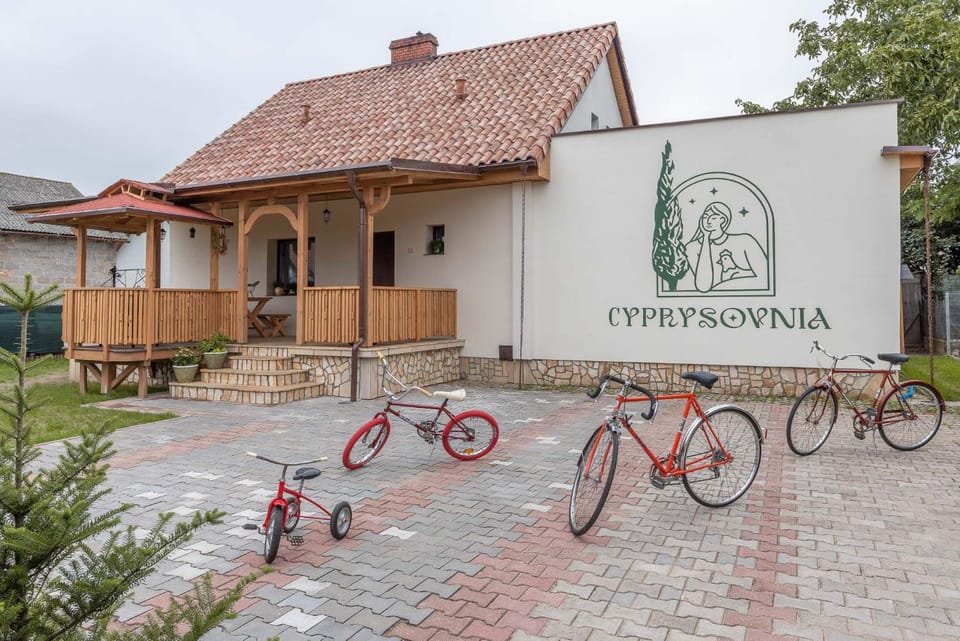 Property building, Facade/entrance, Garden, Balcony/Terrace, Cycling, Garden view, Parking