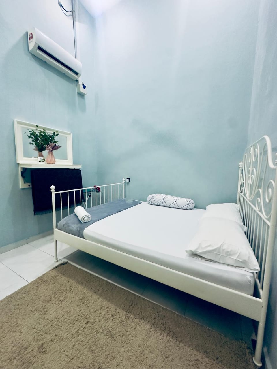 Bed, Photo of the whole room, Bedroom, air conditioner