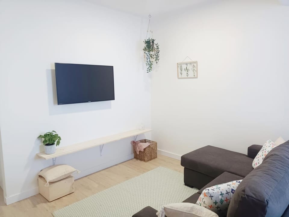 TV and multimedia, Living room, Seating area, Evening entertainment