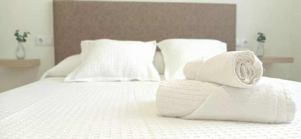 Bed, Photo of the whole room, Bedroom, towels