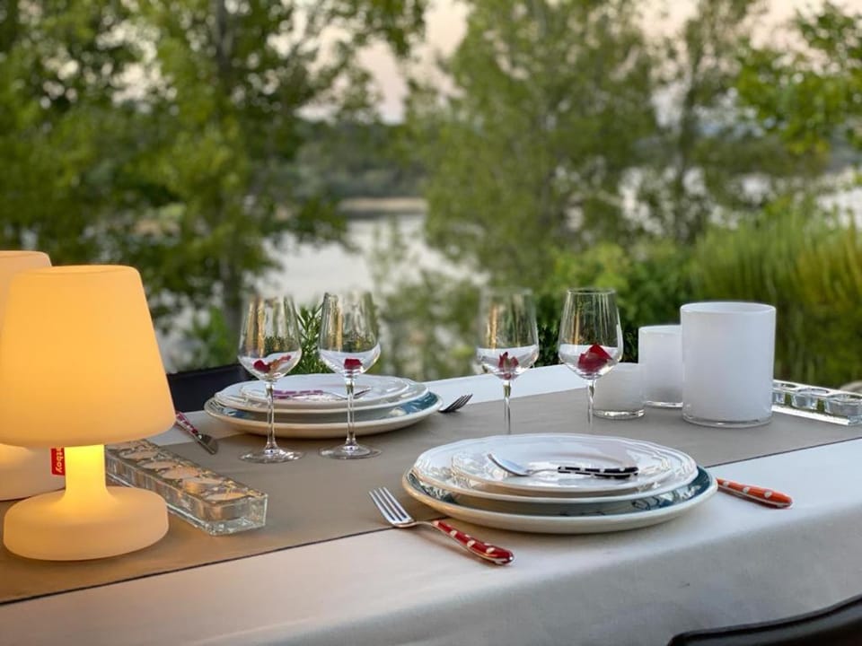 Food and drinks, Dining area, Lake view