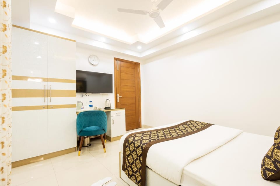 TV and multimedia, Photo of the whole room, Bedroom