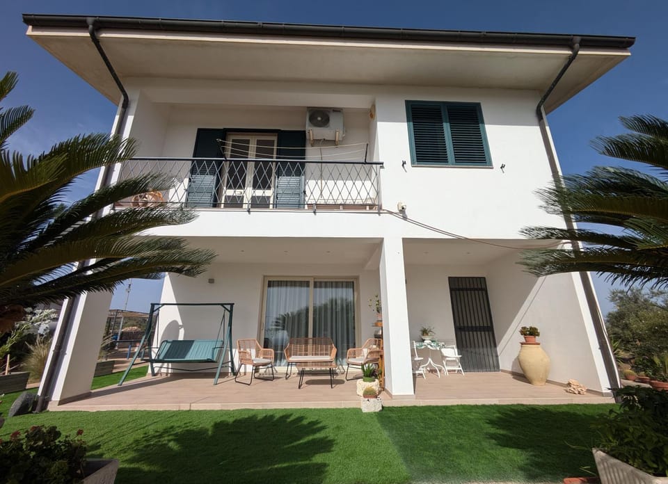 Property building, Patio, Day, Balcony/Terrace, Garden view