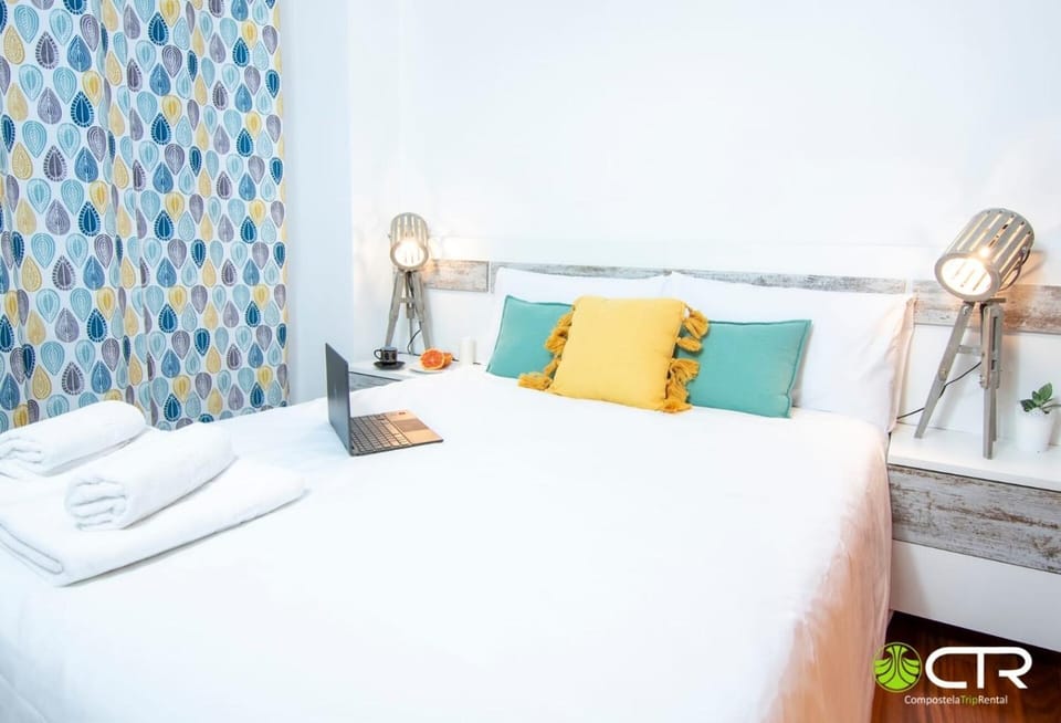 LARGE COMPLETE APARTMENT, In The Center With Balcony Apartment in Santiago de Compostela