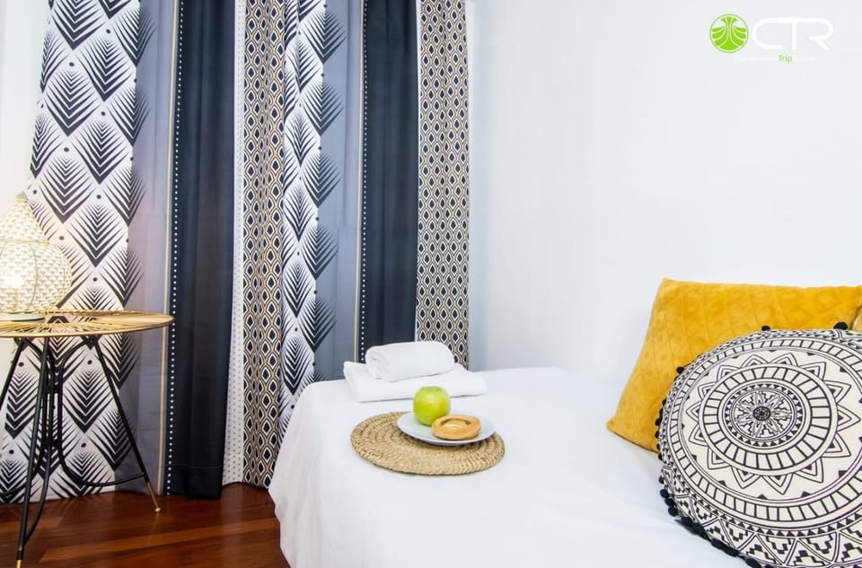LARGE COMPLETE APARTMENT, In The Center With Balcony Apartment in Santiago de Compostela