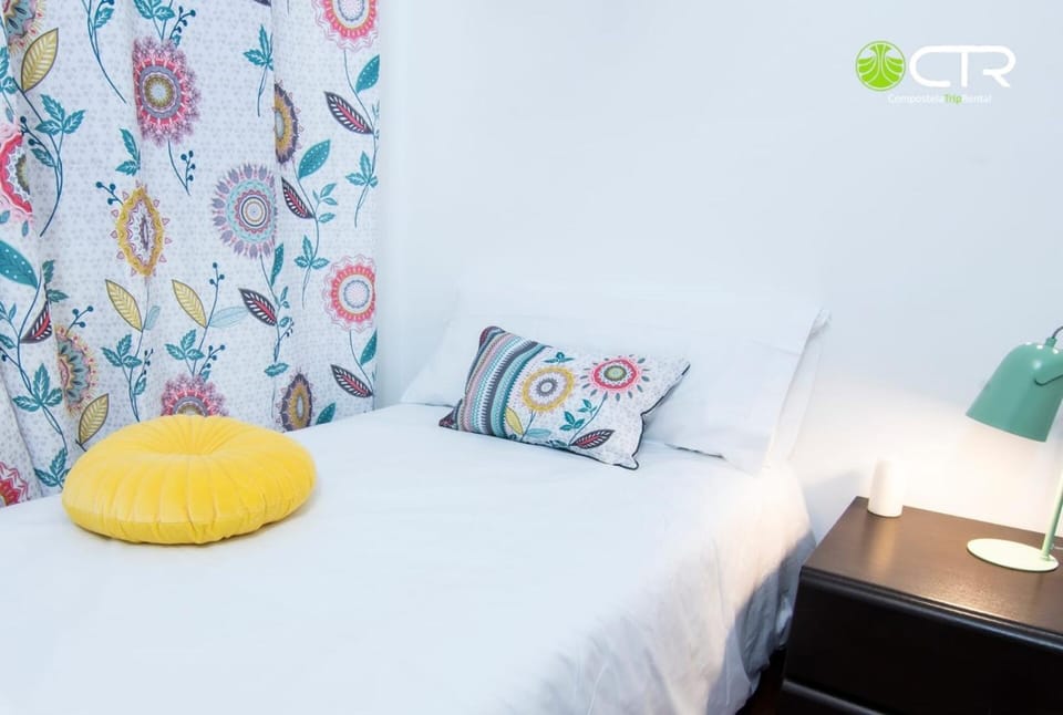 LARGE COMPLETE APARTMENT, In The Center With Balcony Apartment in Santiago de Compostela