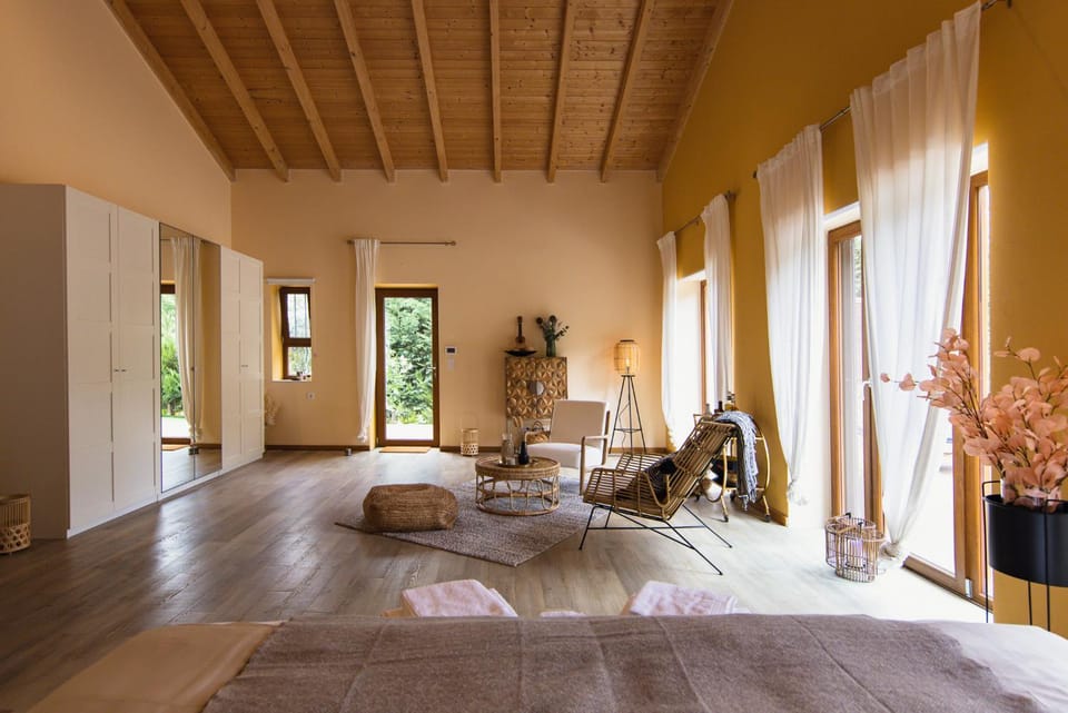 Photo of the whole room, Seating area, wardrobe