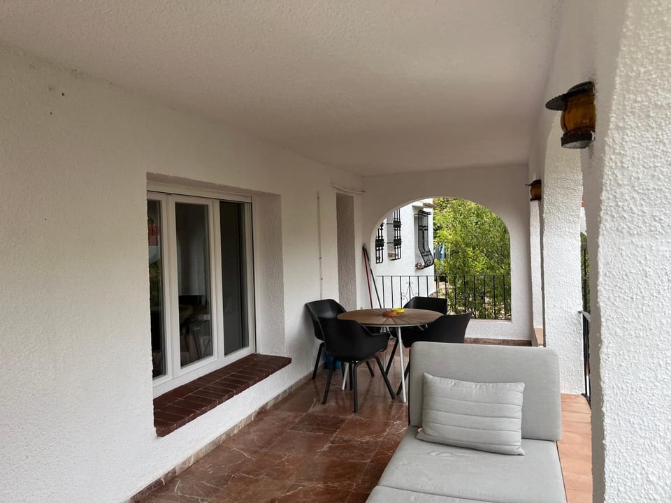Facade/entrance, Balcony/Terrace