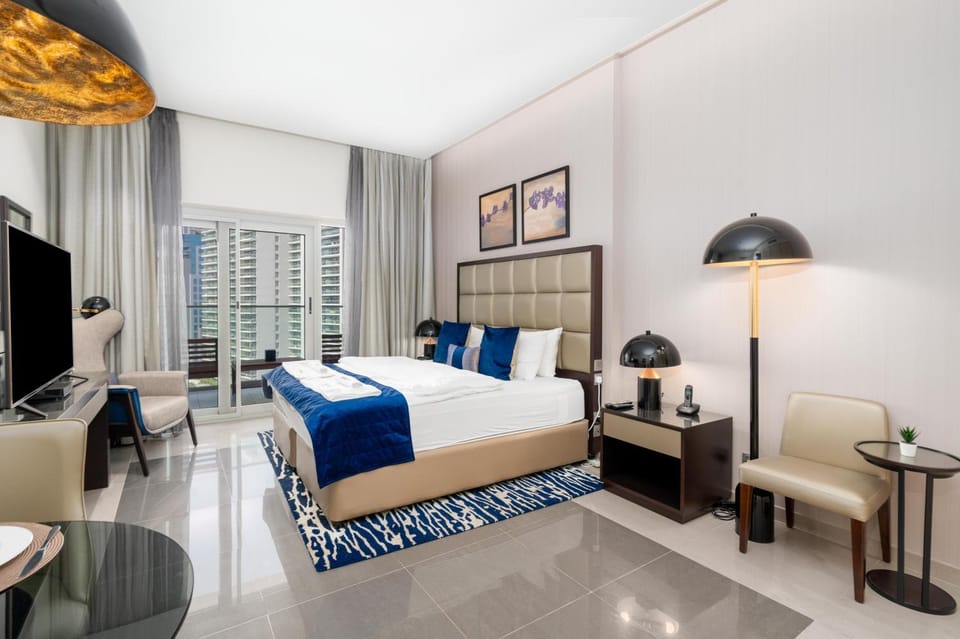 Bed, TV and multimedia, Living room, Photo of the whole room, Seating area, Bedroom