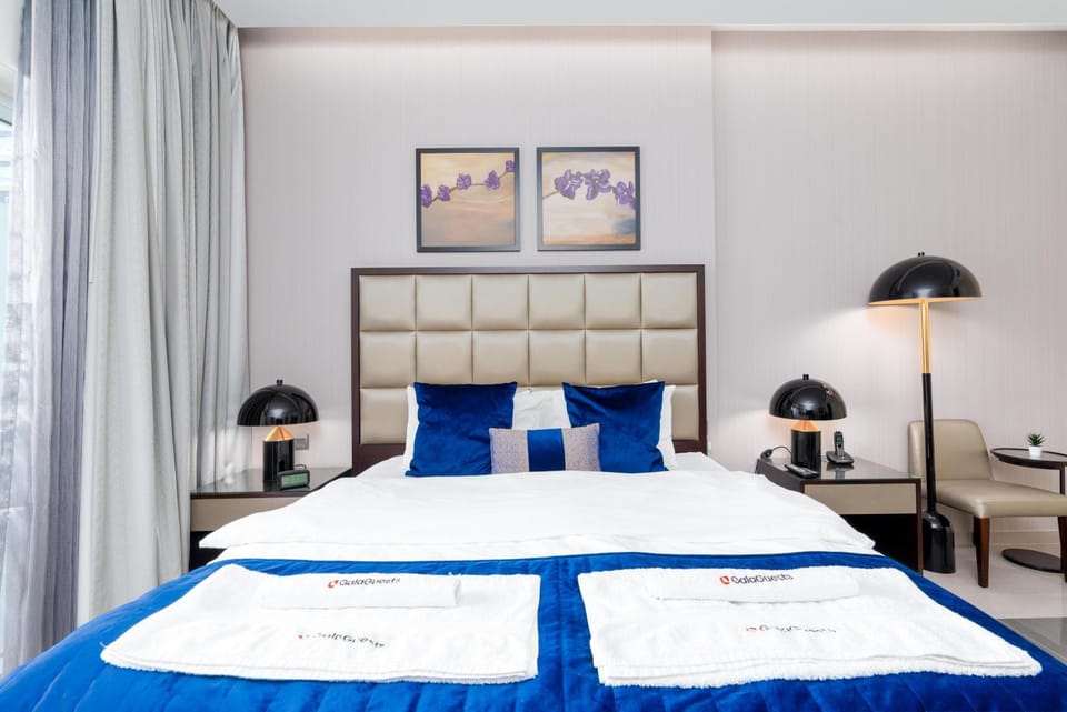 Bed, Photo of the whole room, Bedroom, towels