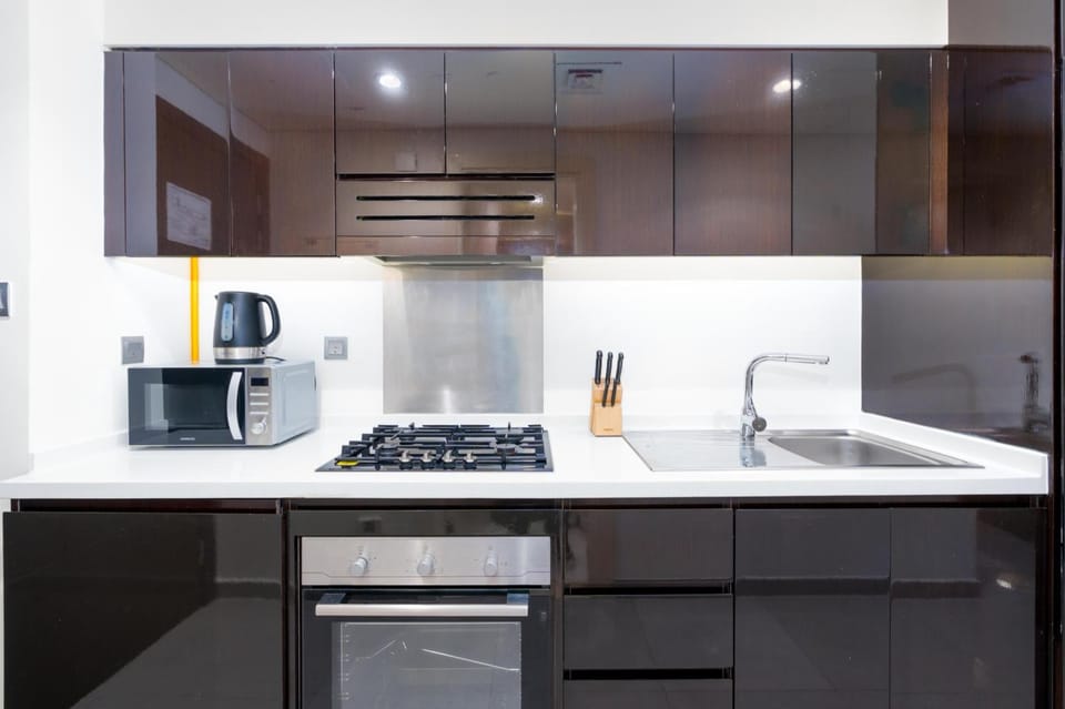 Kitchen or kitchenette, microwave, minibar, stove
