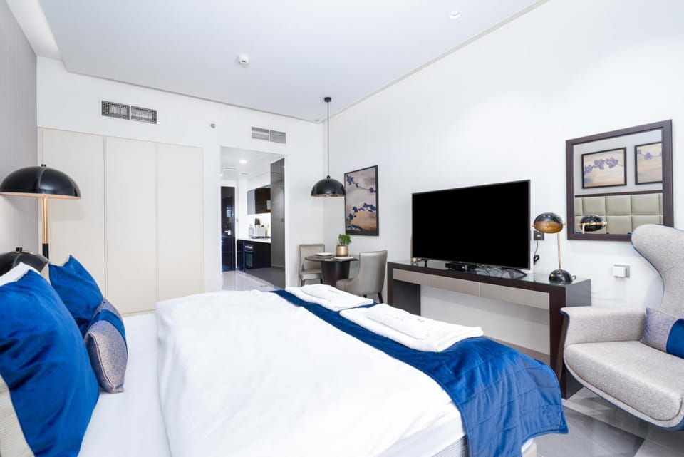 Bed, TV and multimedia, Living room, Photo of the whole room, Seating area, Bedroom, air conditioner