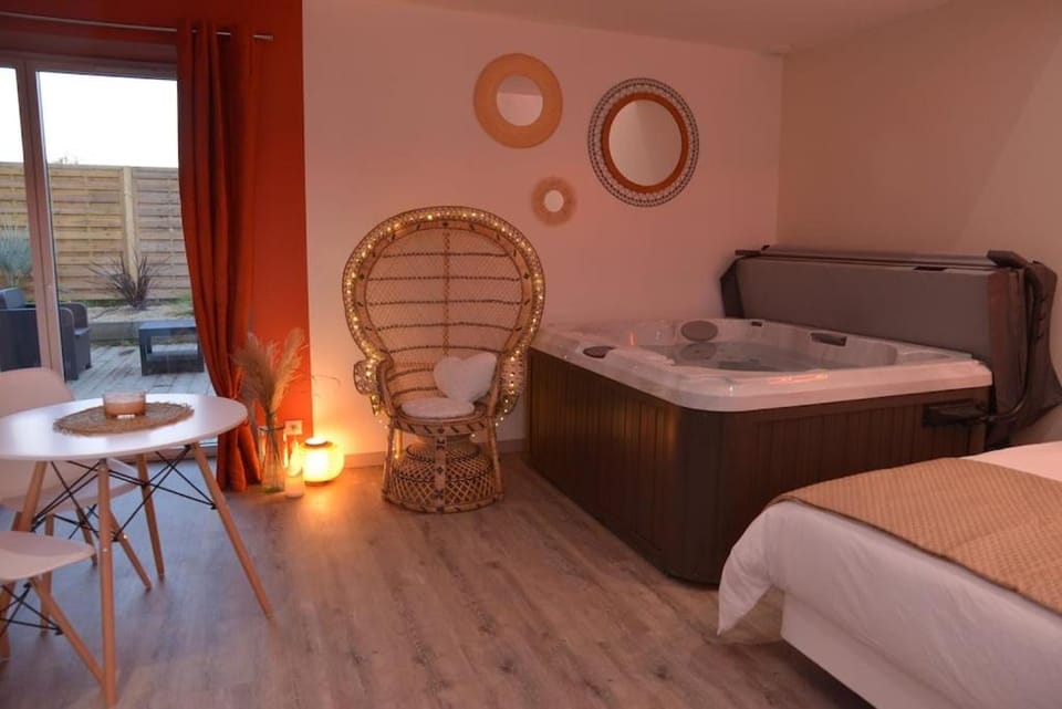 L'Evasion chambre DUNE avec sauna et spa privatifs Love hotel in Pays de la Loire