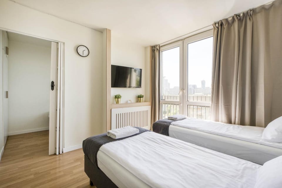 Bed, TV and multimedia, Photo of the whole room, towels